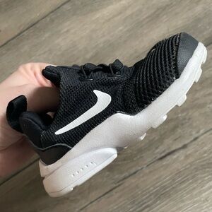 Nike Presto Fly | Toddlers Sz 4 | Black White
